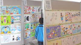 小学生の図画展示の様子